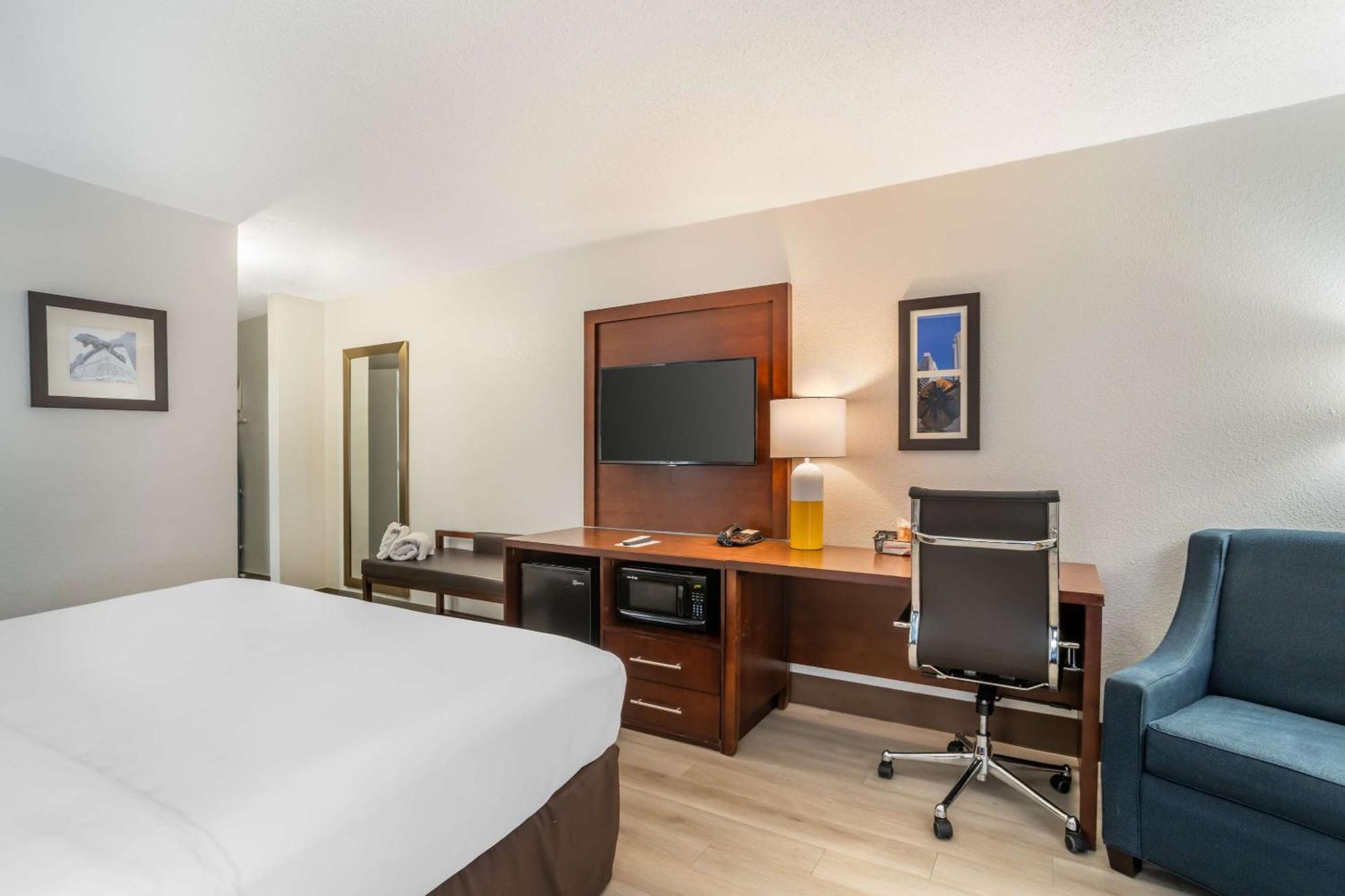 Comfort Inn Charlotte Airport Uptown Exterior photo